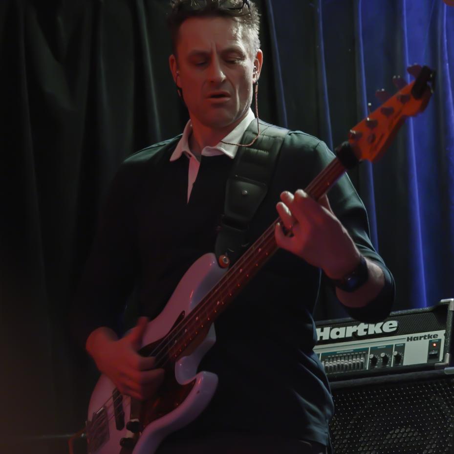 Erwin Willemse — Bass